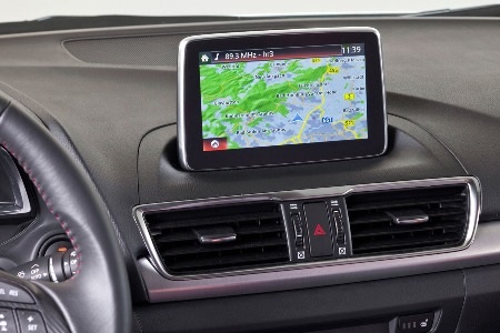 Màn hình điều khiển trông như máy tính bảng nằm nhô lên khỏi táp-lô